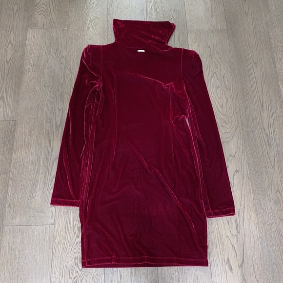 GUESS Velvet Turtleneck Long Sleeve Dress. US M. Red/Burgundy. Shoulder padding. - Picture 4 of 5